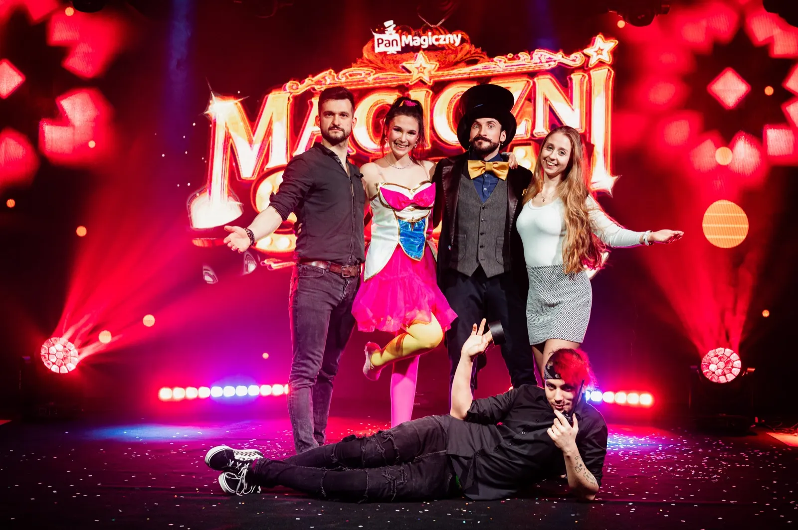 Ekipa Magicznych przy neonie Magiczni SHOW po zejściu ze sceny