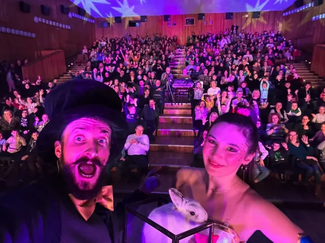 Sebastian i Martyna z królikiem na tle pełnej widowni