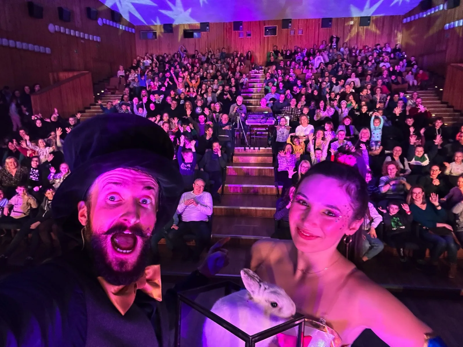 Sebastian i Martyna z królikiem na tle pełnej widowni