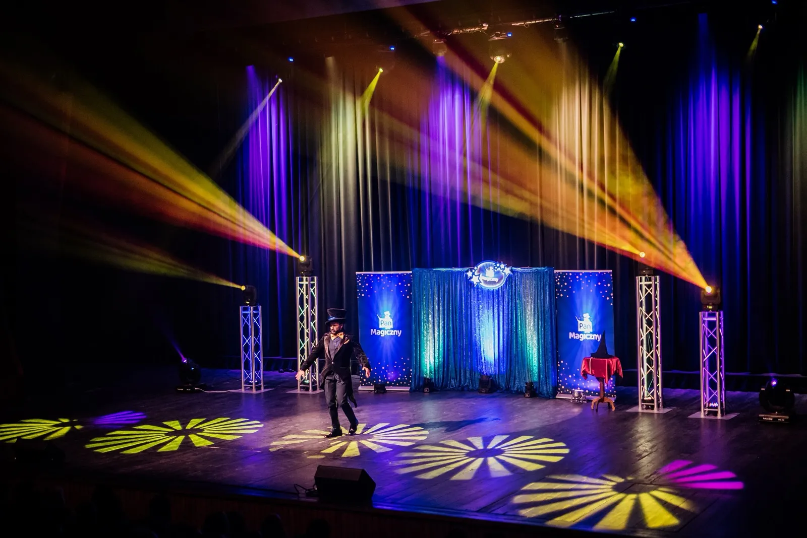 Pełna produkcja sceniczna Magiczni SHOW od strony widowni — światło, projekcje i scenografia