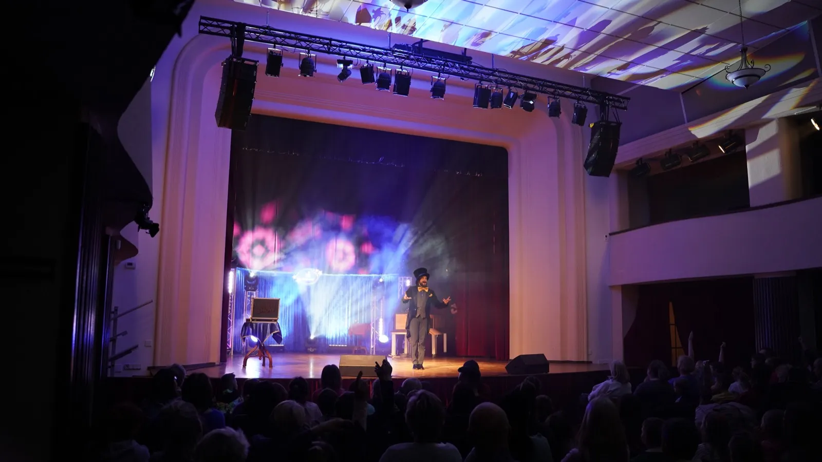 Aula ośrodka kultury z widownią i sceną z projekcjami