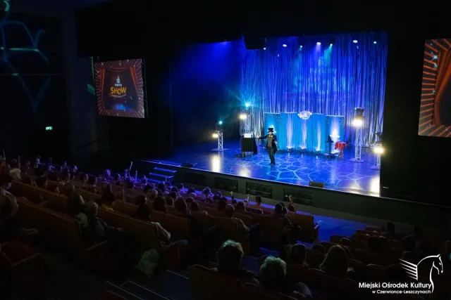 Szeroki plan sceny domu kultury w niebieskim świetle z widownią