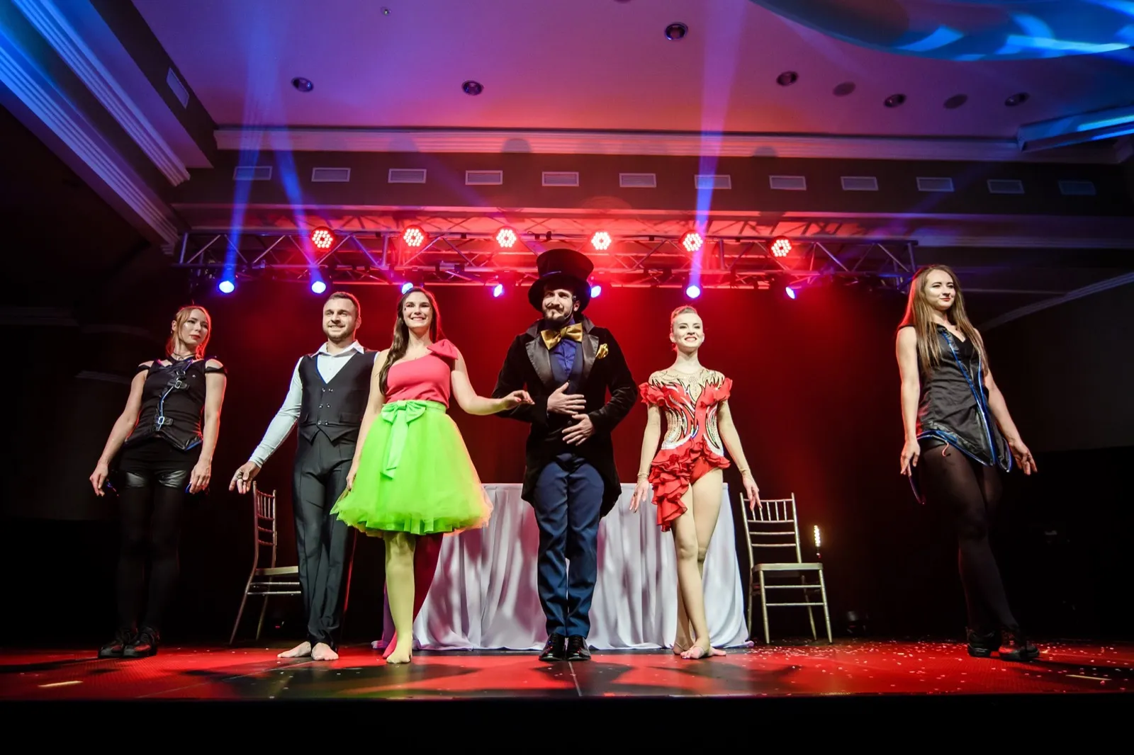Pełna obsada widowiska Circus SHOW na scenie bankietowej