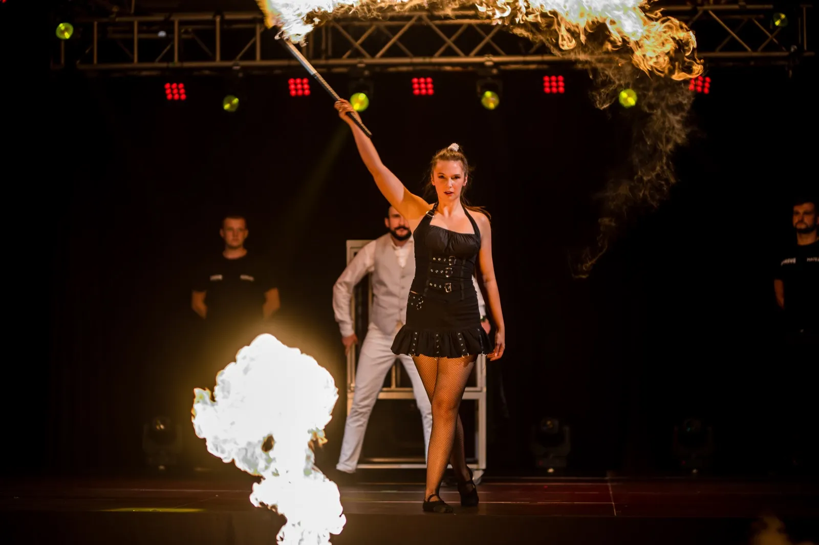 Artystka z ogniem podczas widowiska Circus SHOW