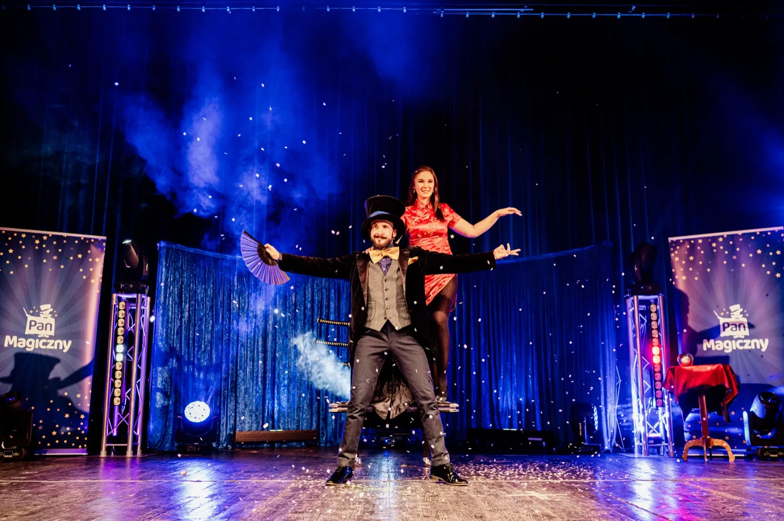 Pan Magiczny i Pani Czarująca razem w ruchu na scenie Magiczni SHOW — dwoje równorzędnych artystów
