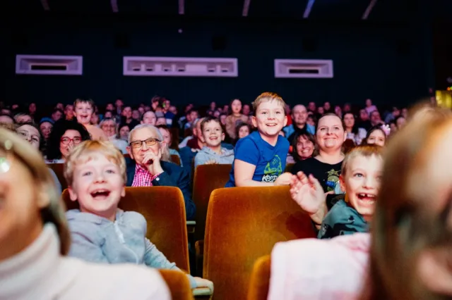 Roześmiane dzieci w pierwszych rzędach widowni podczas Magiczni SHOW