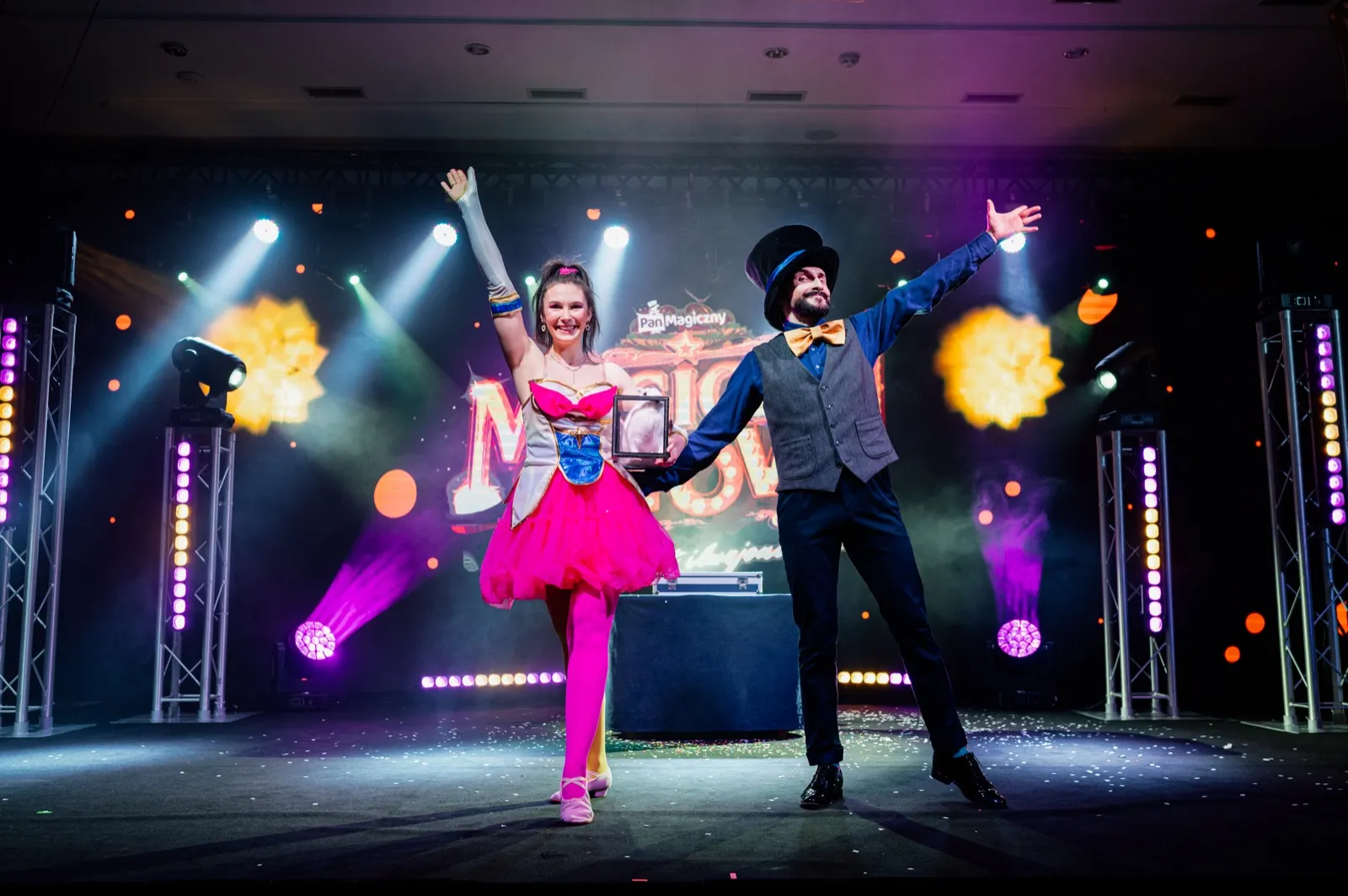 Finał widowiska Magiczni SHOW — duet iluzjonistów na scenie z pełną produkcją świetlną