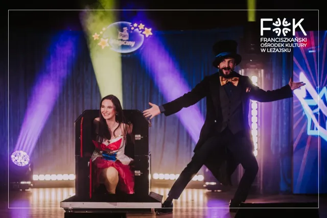 Pani Czarująca i Pan Magiczny w numerze z tronem — Franciszkański Ośrodek Kultury w Leżajsku