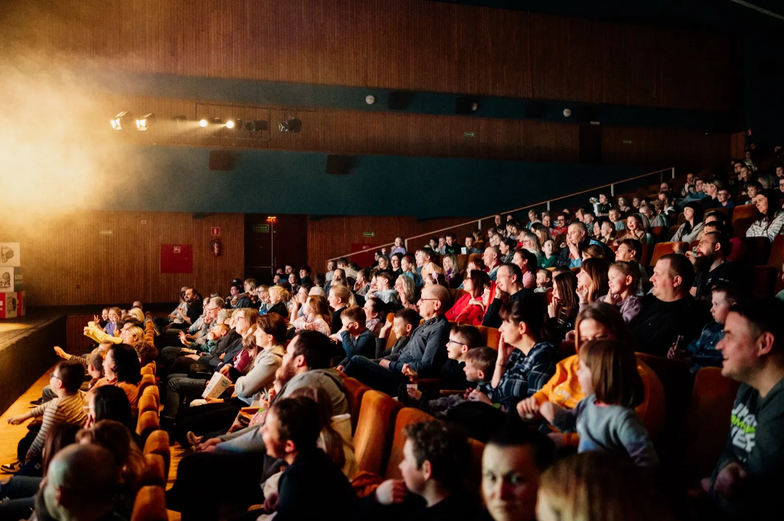 Pełna widownia sali teatralnej podczas Magiczni SHOW — komplet widzów na trasie