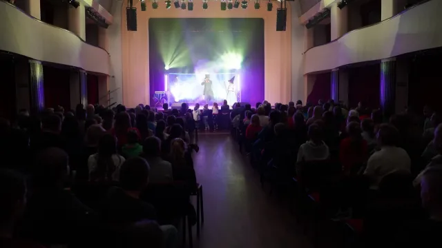 Pełna aula widzów podczas spektaklu Pana Magicznego