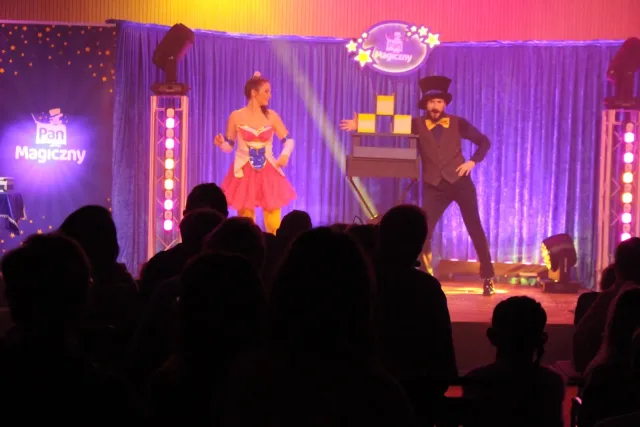 Pan Magiczny i Pani Czarująca razem na scenie spektaklu familijnego