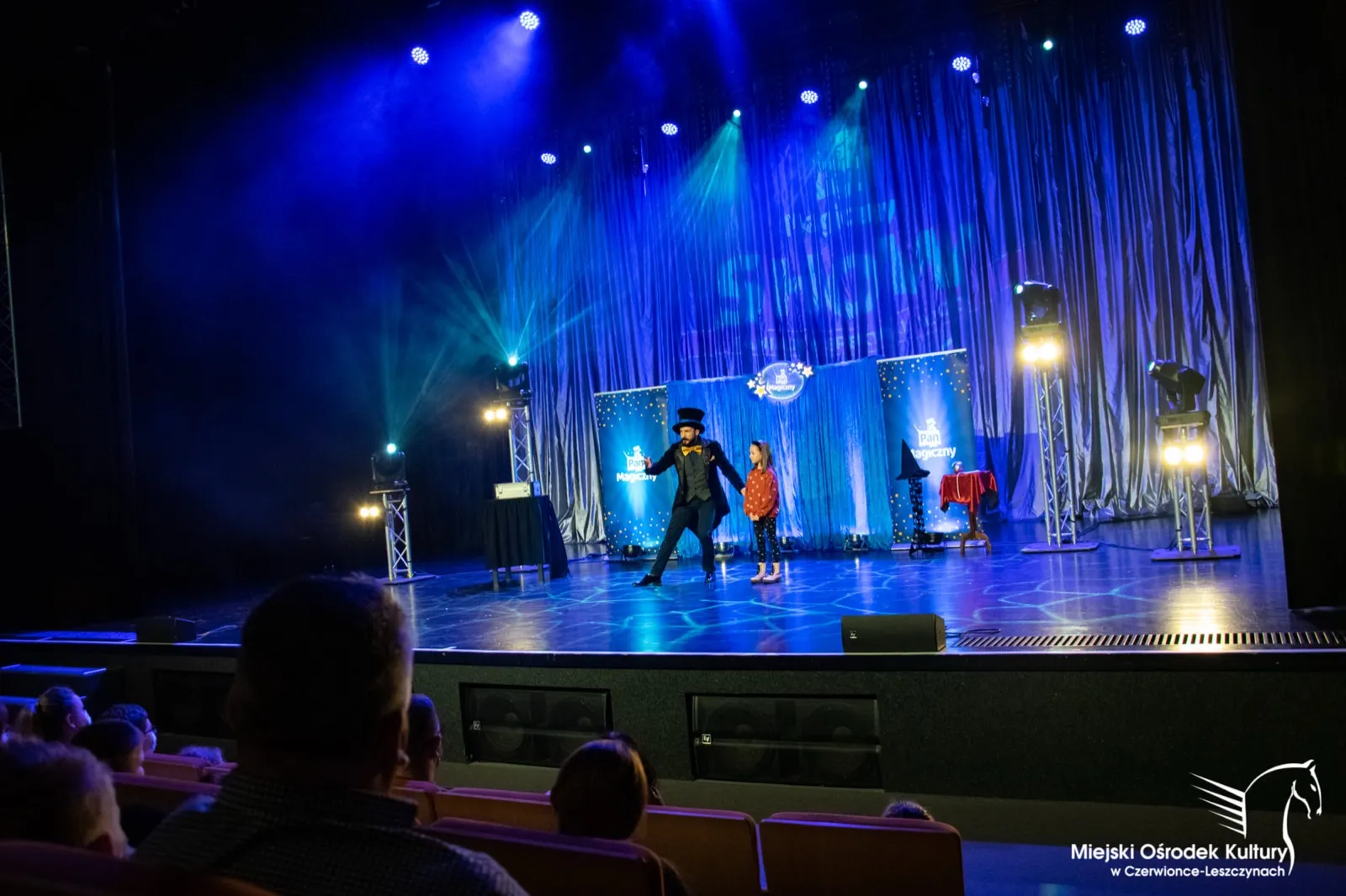 Dzieci zaproszone na scenę podczas spektaklu Pana Magicznego