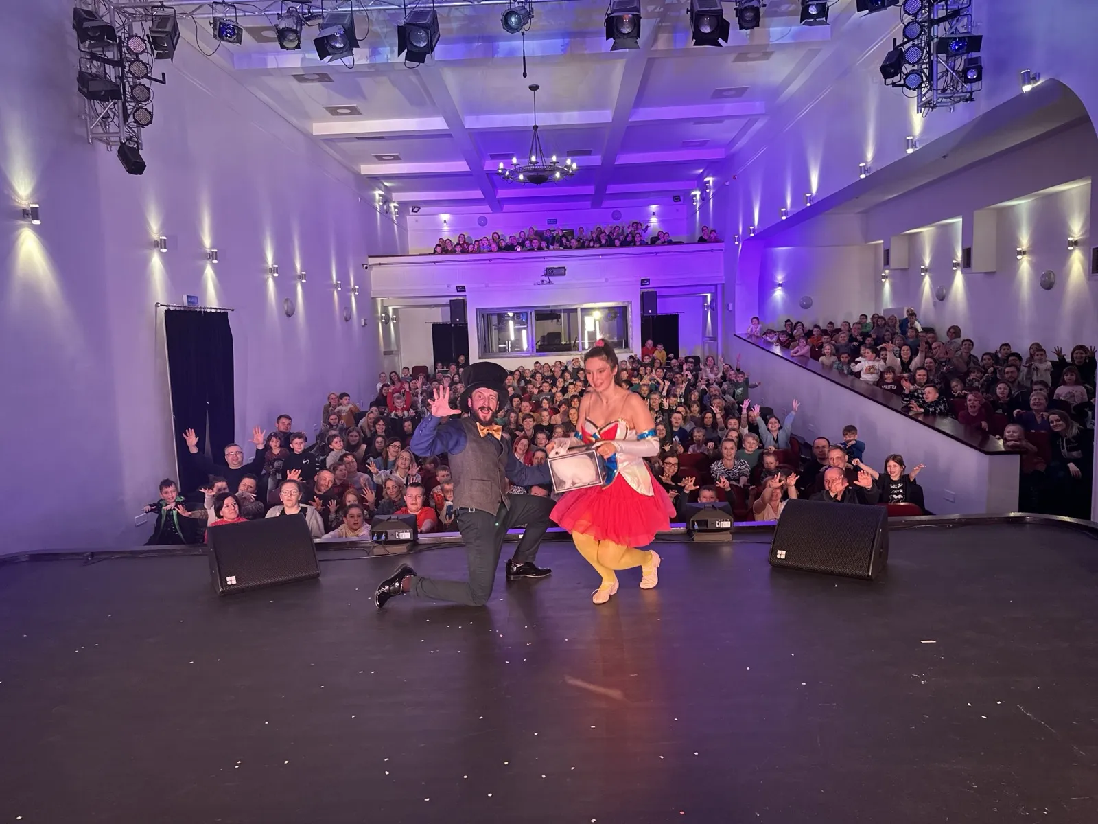 Pełna sala widowiskowa domu kultury podczas Magiczni SHOW — widok ze sceny na widownię