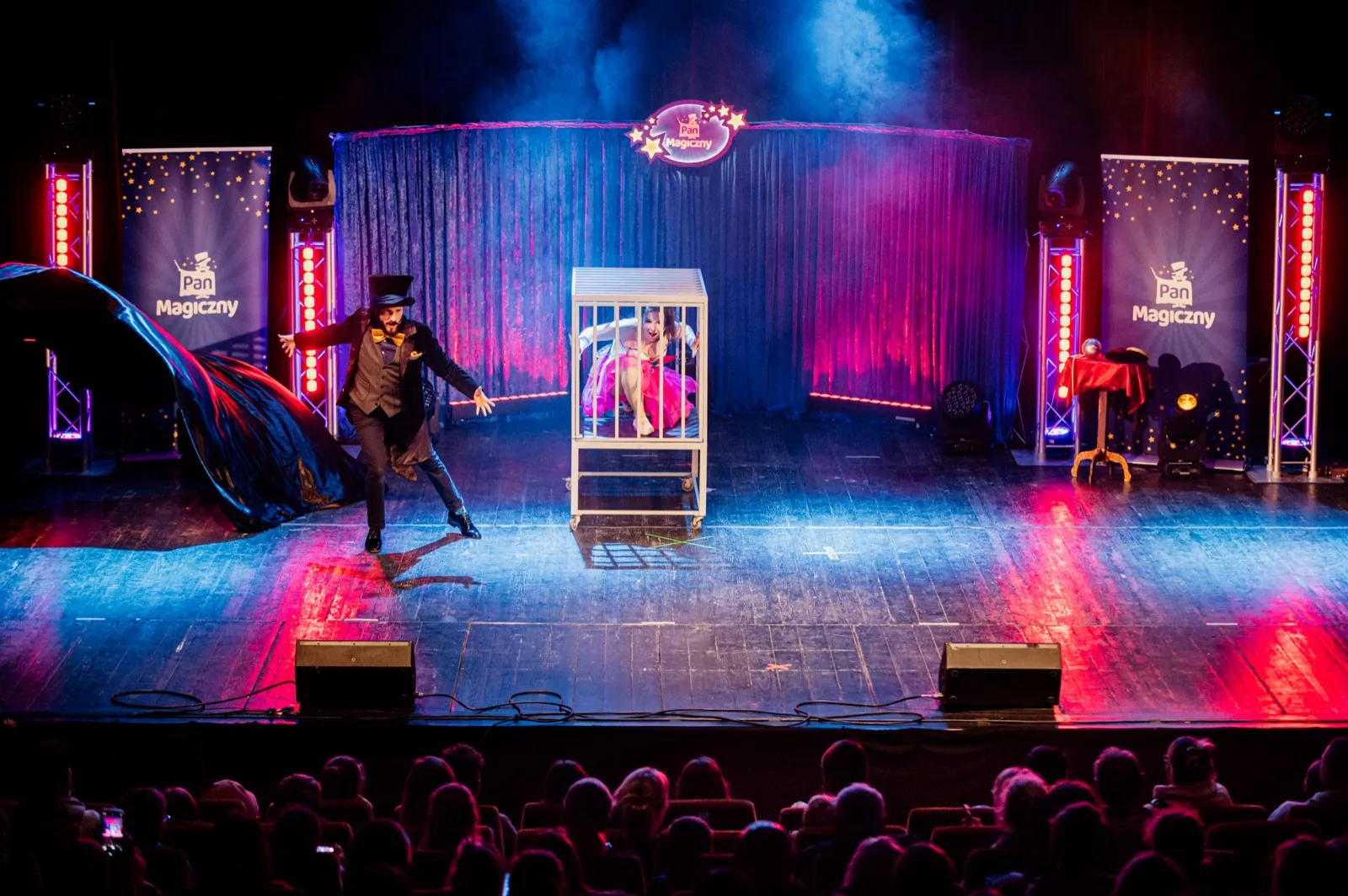 Magiczni SHOW na scenie teatralnej domu kultury — duża iluzja, pełne oświetlenie i widownia
