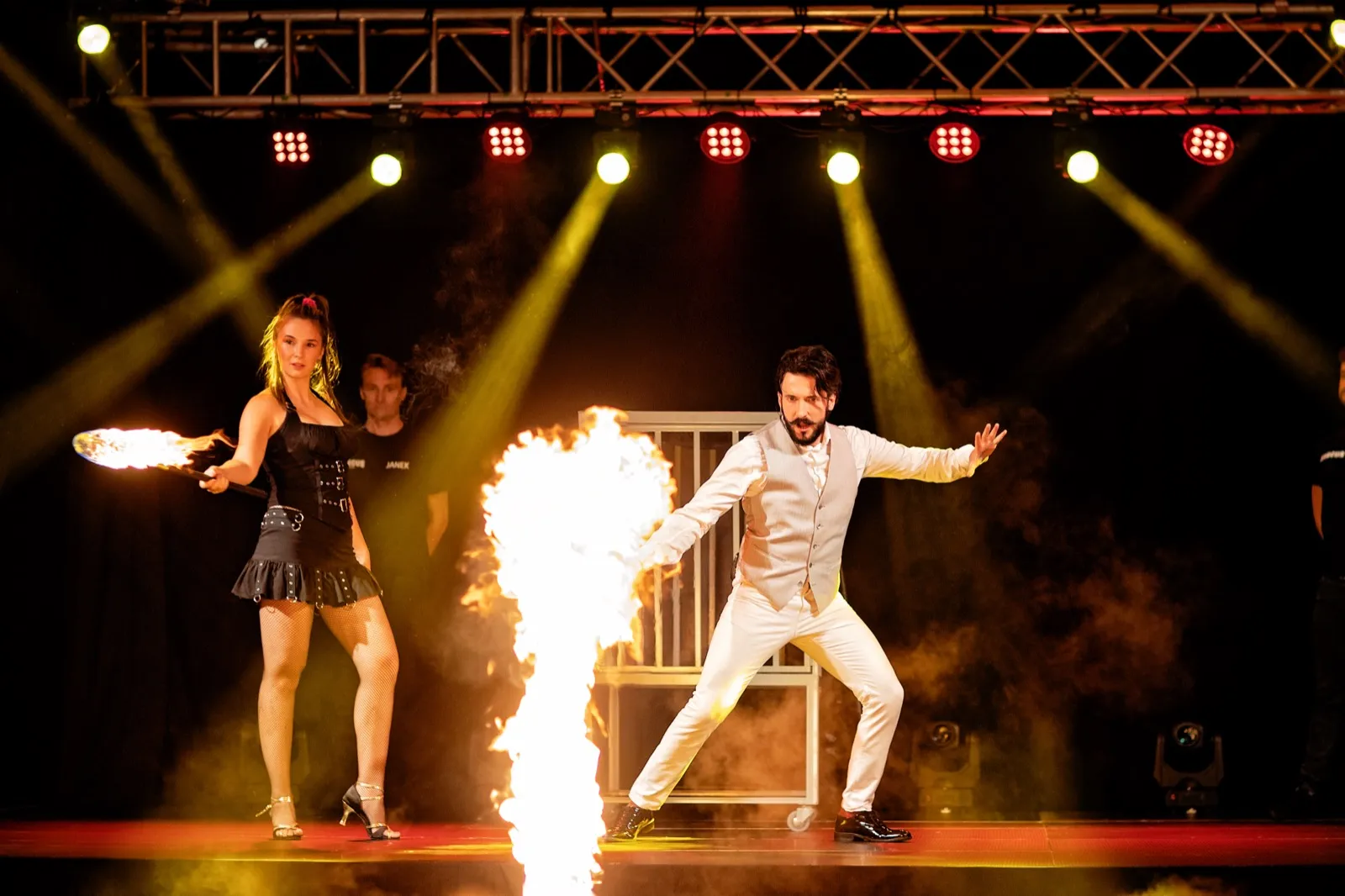 Wieczorne show sceniczne duetu Magicznych z efektami ognia — produkcja na galę firmową