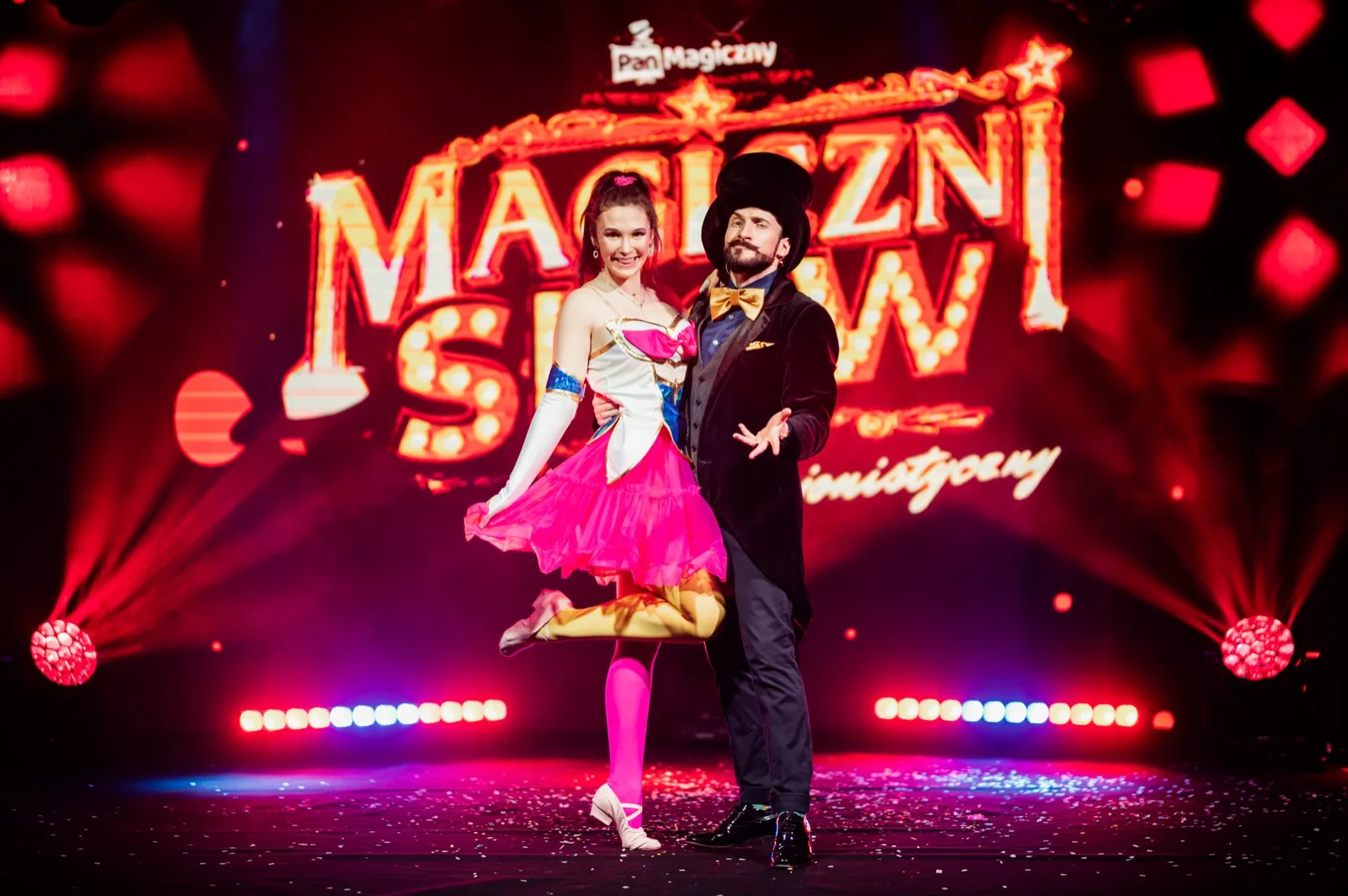 Pan Magiczny i Pani Czarująca — duet iluzjonistów na tle neonu Magiczni SHOW