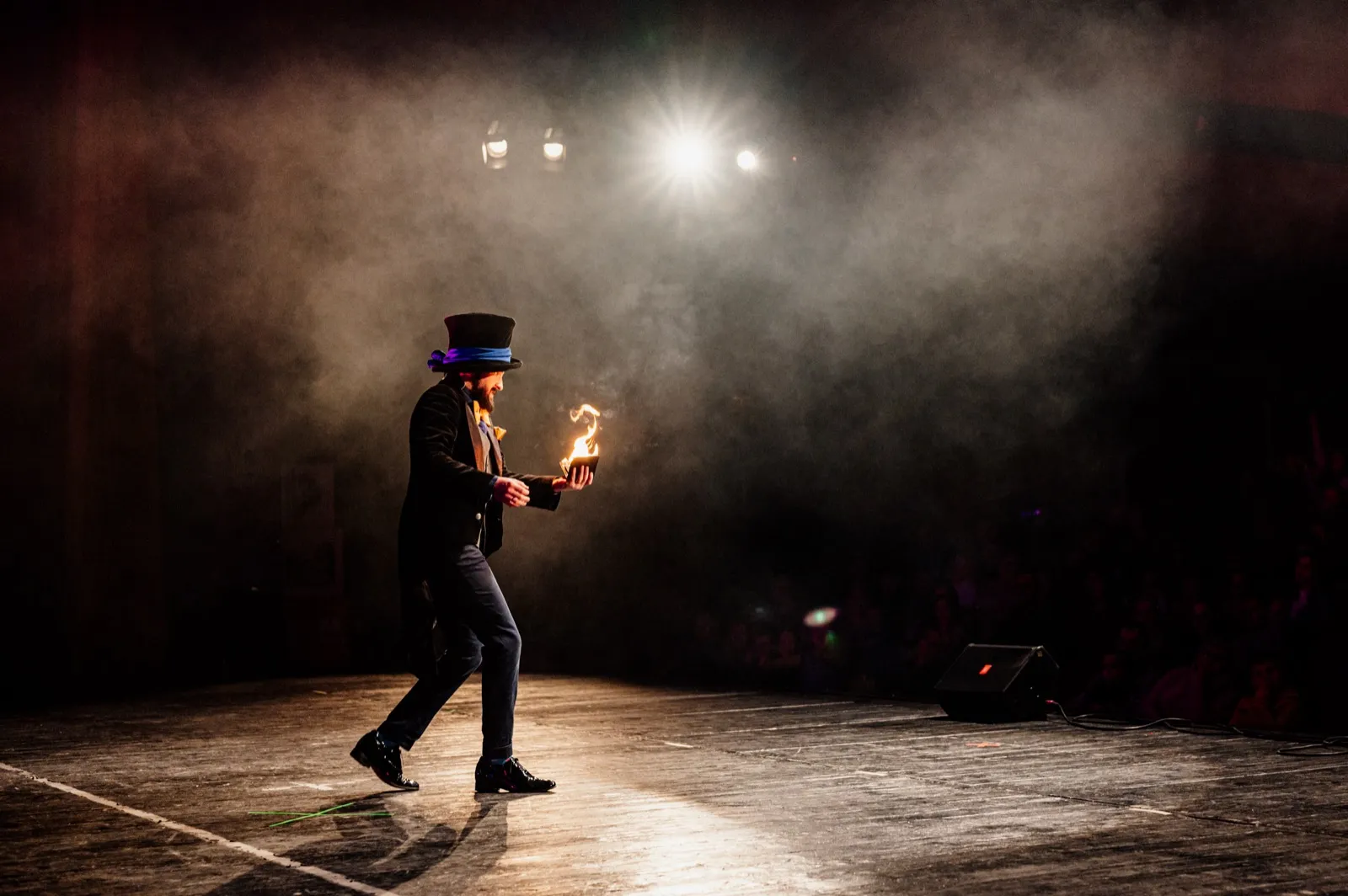 Pan Magiczny sam na scenie w smudze światła i dymu — początki solowych pokazów