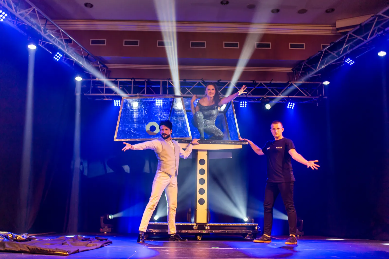 Wielka iluzja sceniczna z klatką podczas Circus SHOW
