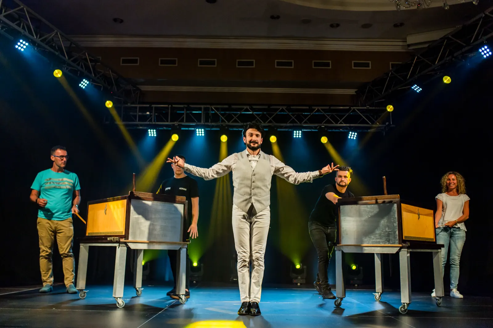 Widzowie zaproszeni na scenę biorą udział w iluzji Circus SHOW
